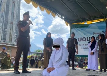 Langgar Syariat Islam, Satu Pria dan Dua Wanita Dicambuk Di Aceh Besar