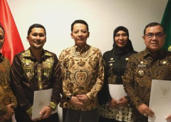 Penjabat Gubernur Aceh Serahkan SK Perpanjangan Masa Tugas Pj Bupati Aceh Tenggara, Nagan Raya dan Aceh Barat