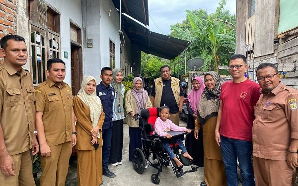 Dinsos Banda Aceh Serahkan Bantuan Kursi Roda Bagi Warga Pango Raya, Ini Harapan Musriadi