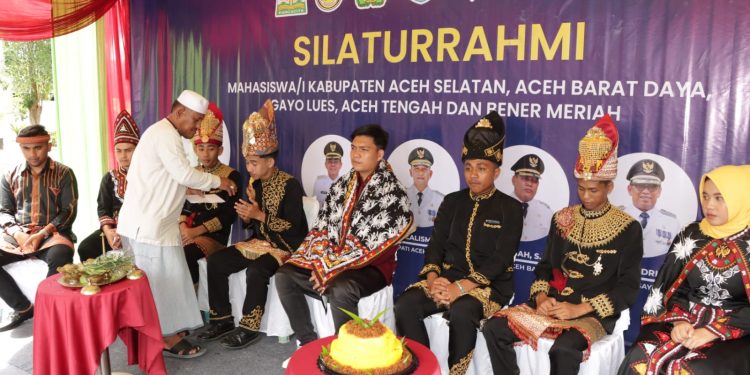 Polresta Banda Aceh Inisiator Proses Peusijuek Lima Paguyuban Mahasiswa