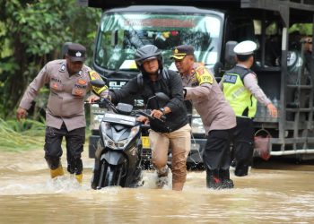 Wakapolres Aceh Singkil Terjun Langsung Bantu Masyarakat di Lokasi Banjir