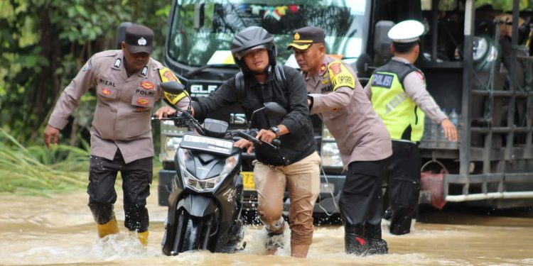 Wakapolres Aceh Singkil Terjun Langsung Bantu Masyarakat di Lokasi Banjir