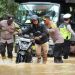 Wakapolres Aceh Singkil Terjun Langsung Bantu Masyarakat di Lokasi Banjir