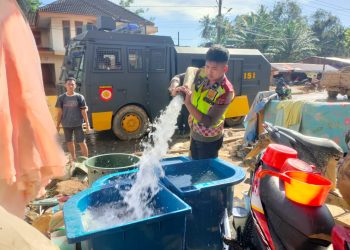 Polisi Kerahkan Mobil AWC untuk Maksimalkan penyaluran Air Bersih Bagi Korban Banjir