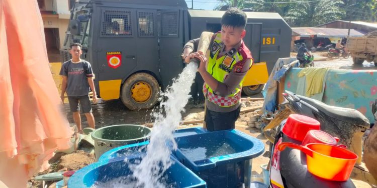 Polisi Kerahkan Mobil AWC untuk Maksimalkan penyaluran Air Bersih Bagi Korban Banjir