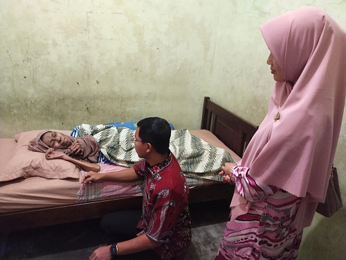 Terbaring Lima Tahun, Ketua DPRK Banda Aceh Kunjungi Lansia di Lamdingin