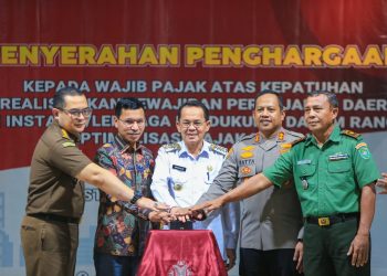 Ketua DPRK Banda Aceh Hadiri Penyerahana Penghargaan bagi 30 Wajib Pajak