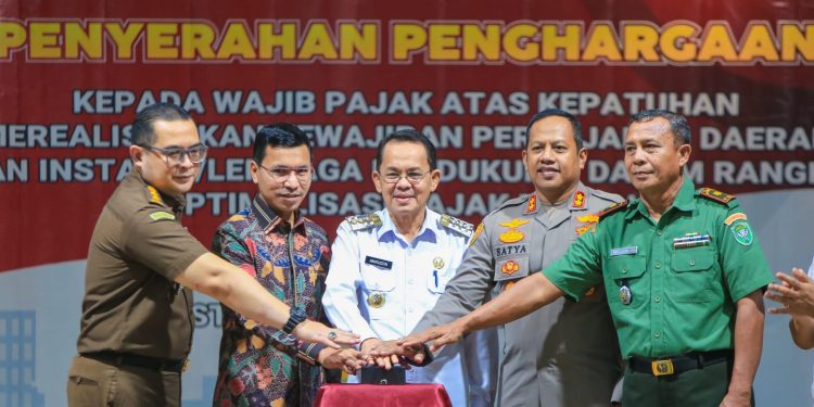Ketua DPRK Banda Aceh Hadiri Penyerahana Penghargaan bagi 30 Wajib Pajak