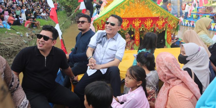 Pawai Kapal Hias PKA-8 Hipnotis Ribuan Masyarakat Aceh