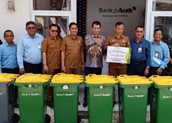 Dukung Kebersihan dan Kesehatan Lingkungan Bank Aceh Serahkan Tong Sampah Kepada Pemko Banda Aceh