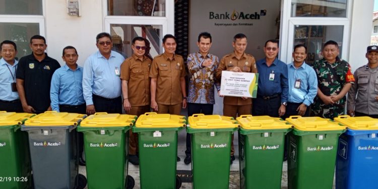 Dukung Kebersihan dan Kesehatan Lingkungan Bank Aceh Serahkan Tong Sampah Kepada Pemko Banda Aceh