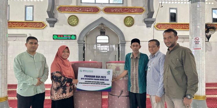 BPJS Kesehatan Banda Aceh Serahkan Bantuan OSR Kepada Meunasah Al-Kautsar Lamteumen