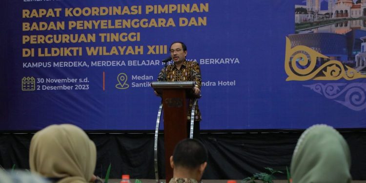Direktur Kelembagaan Ditjen Diktiristek Buka Rakor LLDikti Wilayah XIII
