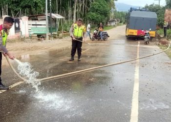 Sat Samapta Polres Aceh Selatan aktif bantu lakukan penanganan Pasca Banjir di Trumon Tengah