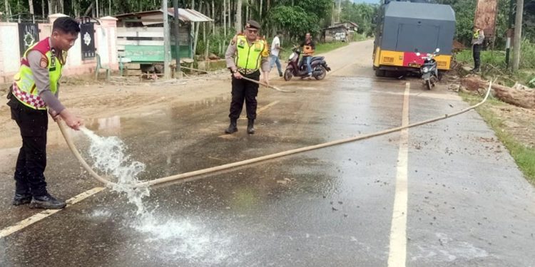 Sat Samapta Polres Aceh Selatan aktif bantu lakukan penanganan Pasca Banjir di Trumon Tengah