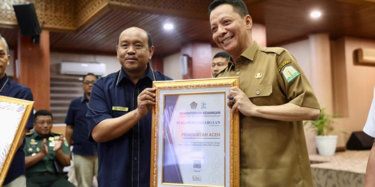 Kinerja APBA 2023 Positif, Pj Gubernur Terima Penghargaan dari Kanwil DJPb Aceh