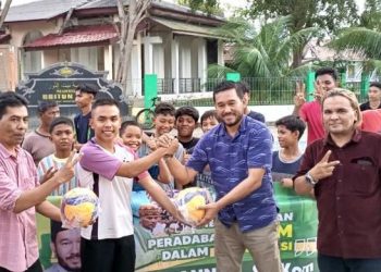 Peduli Olahraga, Fauziannur Serahkan Bola Voli ke Pemuda Kajhu