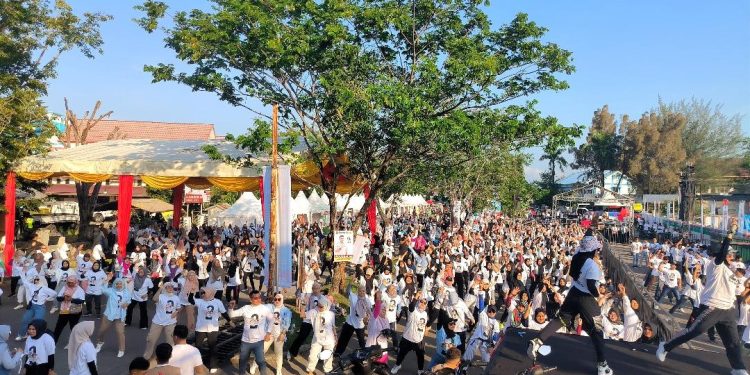 Ribuan Warga Meriahkan Senam Gemoy dan Jalan Sehat Prabowo-Gibran di Banda Aceh