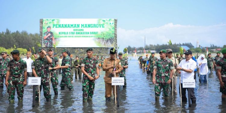 Asisten Sekda Aceh Ikut Tanam Bibit Mangrove Bersama KSAD di Gampong Blang