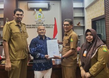 Wakili Pj Bupati, Asisten III Sekdakab Serahkan LKPJ Kepada Ketua DPRK Aceh Besar