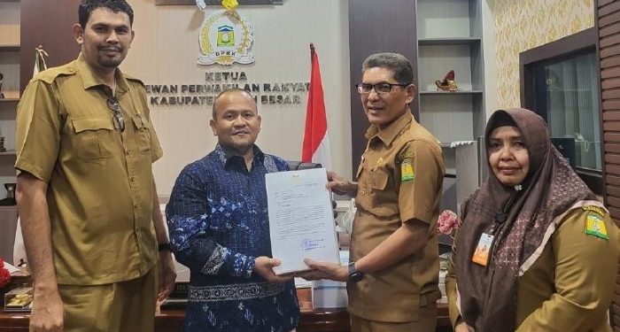 Wakili Pj Bupati, Asisten III Sekdakab Serahkan LKPJ Kepada Ketua DPRK Aceh Besar