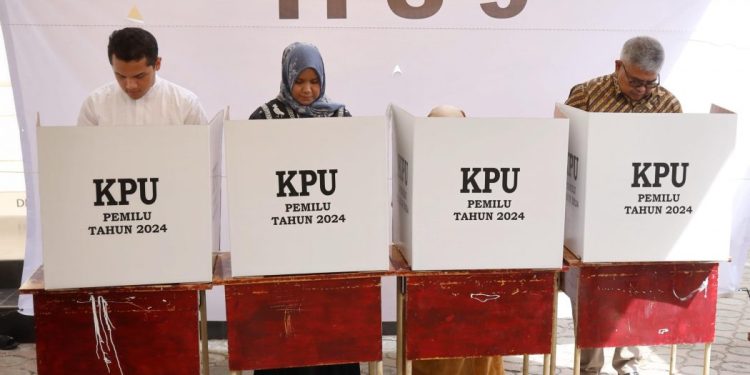 Sekda Aceh Nyoblos di TPS 09 Gampong Pineung