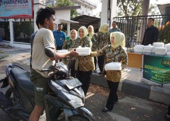 IAD Kejari Banda Aceh Bagi-Bagi Takjil Gratis Kepada Masyarakat
