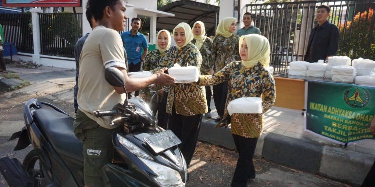 IAD Kejari Banda Aceh Bagi-Bagi Takjil Gratis Kepada Masyarakat