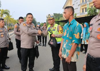 Kapolda Aceh Serahkan Daging Meugang secara Simbolis kepada Staf dan PHL