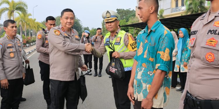 Kapolda Aceh Serahkan Daging Meugang secara Simbolis kepada Staf dan PHL
