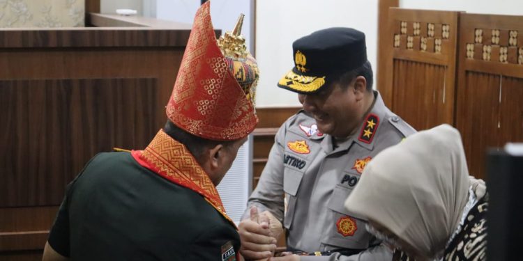 Kapolda Aceh beserta Ketua Bhayangkari Sambut Kedatangan Pangdam IM Baru