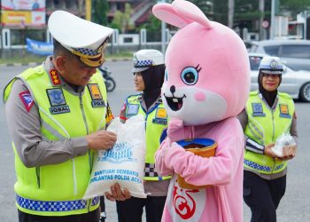 Polantas Berbagi Beras Ke Pengamen dan 100 Takjil Bagi Pengendara