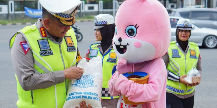 Polantas Berbagi Beras Ke Pengamen dan 100 Takjil Bagi Pengendara