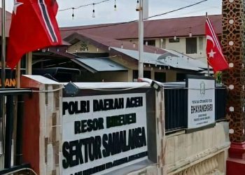 Diduga Tak Puas Penanganan Kasus, NS Cs Pasang Bendera Bulan Bintang di Pagar Polsek