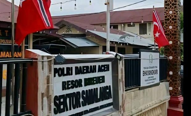 Diduga Tak Puas Penanganan Kasus, NS Cs Pasang Bendera Bulan Bintang di Pagar Polsek