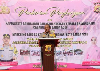 Kapolresta Banda Aceh Berikan Uang Pembinaan kepada Marching Band SD Bhayangkari