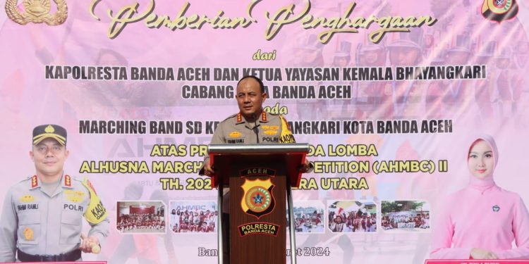 Kapolresta Banda Aceh Berikan Uang Pembinaan kepada Marching Band SD Bhayangkari
