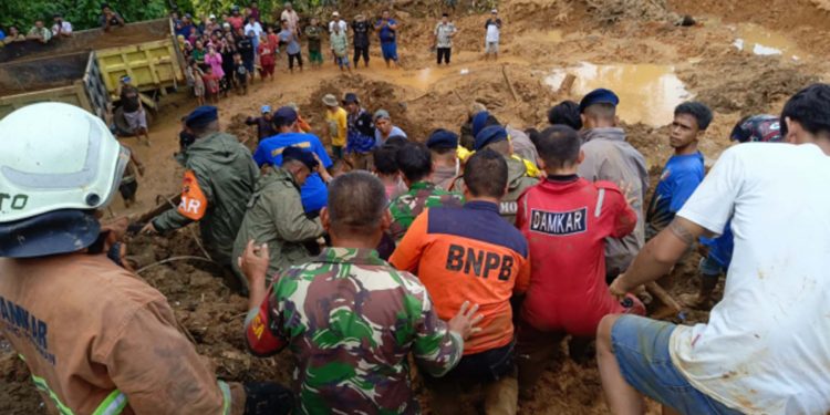 Tiga Orang Meninggal Dunia Pasca Banjir dan Longsor di Padang Pariaman