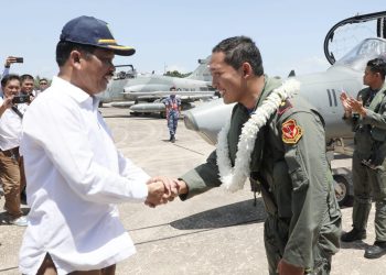 TNI Pamerkan Pesawat Tempur di Batam, Rudi Motivasi Anak-Anak Jadi Pilot Pesawat Tempur