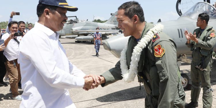 TNI Pamerkan Pesawat Tempur di Batam, Rudi Motivasi Anak-Anak Jadi Pilot Pesawat Tempur
