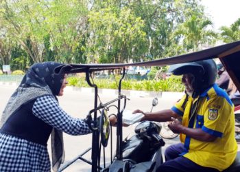 Sambut Bulan Ramadhan, Kartini Ibrahim Berbagi Makanan untuk Abang Becak
