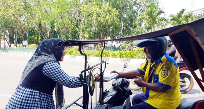Sambut Bulan Ramadhan, Kartini Ibrahim Berbagi Makanan untuk Abang Becak