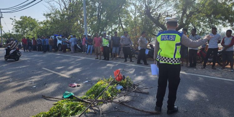 Polisi Olah TKP Terhadap Pemotor Tak Dikenal Tewas di Krueng Raya