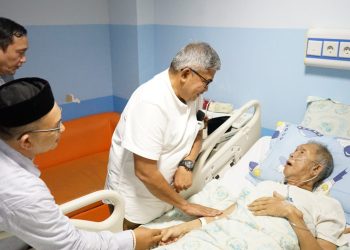 Pj Gubernur Besuk Ulama Abu Ishak Lamkawe yang Dirawat di RSUDZA