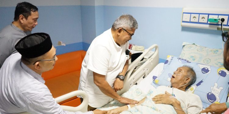 Pj Gubernur Besuk Ulama Abu Ishak Lamkawe yang Dirawat di RSUDZA