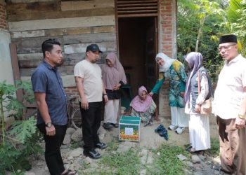 Jelang Idul Fitri, Pj Bupati Aceh Besar Salurkan Bansos untuk Tekon, Lansia, Anak Yatim, dan Fakir Miskin