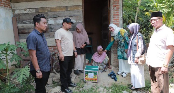 Jelang Idul Fitri, Pj Bupati Aceh Besar Salurkan Bansos untuk Tekon, Lansia, Anak Yatim, dan Fakir Miskin