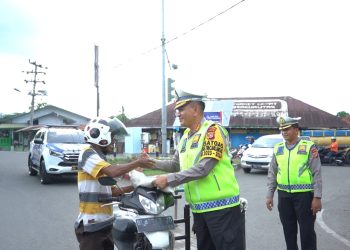 Dirlantas Polda Aceh Turun Langsung Bagikan Takjil dan Paket Beras kepada Masyarakat