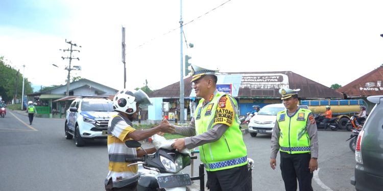 Dirlantas Polda Aceh Turun Langsung Bagikan Takjil dan Paket Beras kepada Masyarakat