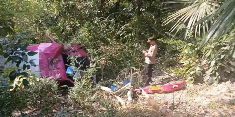 Hilang Kendali, Microbus Terjun Kejurang di Krueng Raya